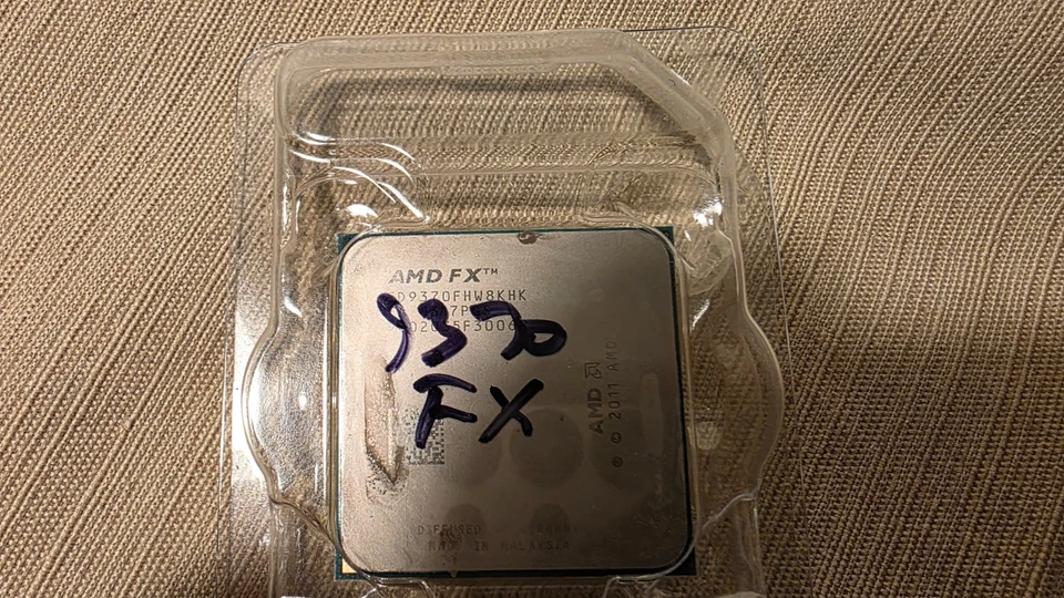 Процессор AMD FX-9370 восьмиядерный (8 ядер) 4,40 ГГц 220 Вт - гнездо AM3+ - Изображение 2 из 4