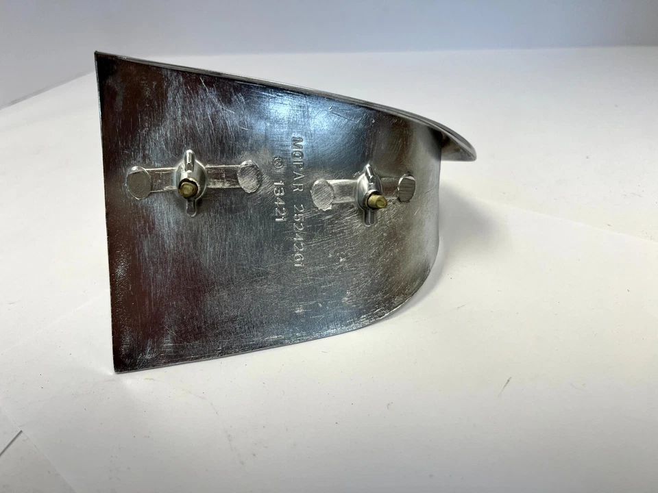 Chrysler Newport 300 New Yorker 1965 borde delantero izquierdo moldura NOS 2584113. Foto 2 de 4