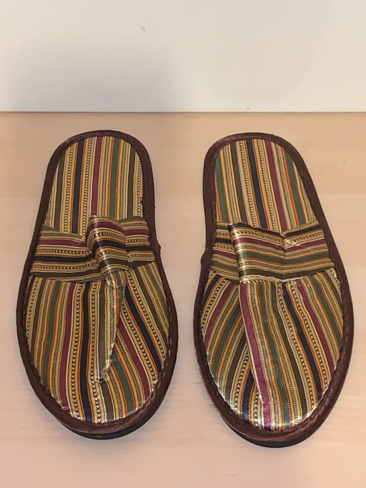 PANTOFOLA D’ORO 2 paia di pantofole di lusso piatte in seta satinata unisex UK 7 8 oro + rosso verde a righe*