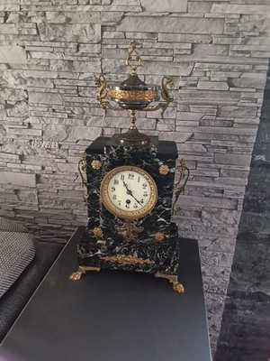 Antike Kaminuhr, Pendule im französischen Napoleon-III-Stil, Mamor und  Bronze