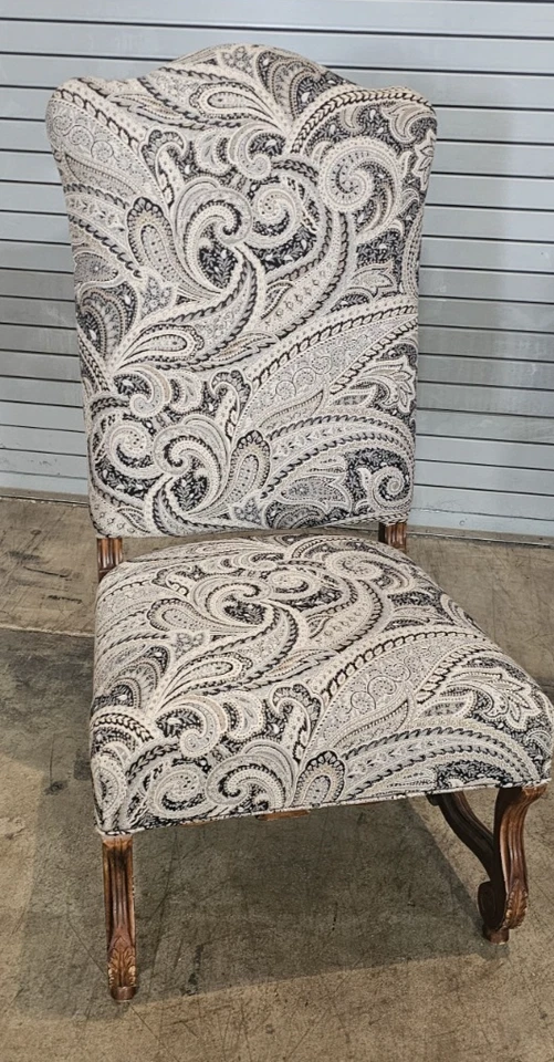 Par de sillas estilo Luis XV de nogal con muebles Century con tela gris cachemira Foto 3 de 4