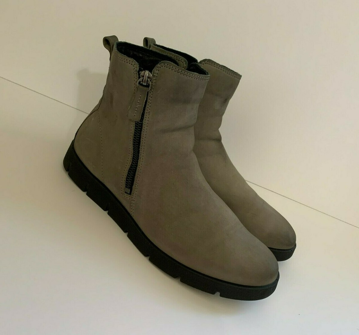 ECCO Bella Soft Classic Zipper Bootie Stone Grey Sided Zipper 40  10 M