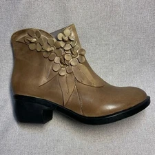Socofy Comfy Floral Appliqué Artsy Ankle br Leather Boots. Size 7