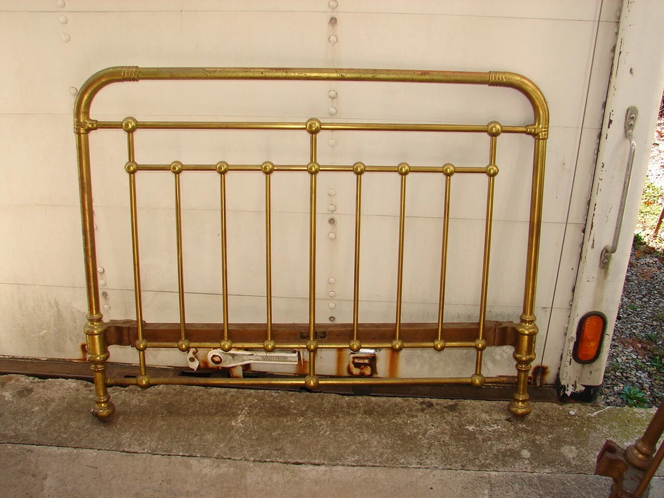 Антикварная оригинальная латунная кровать - Frank A. Холл, Нью-Йорк - 48" W - Изображение 2 из 4