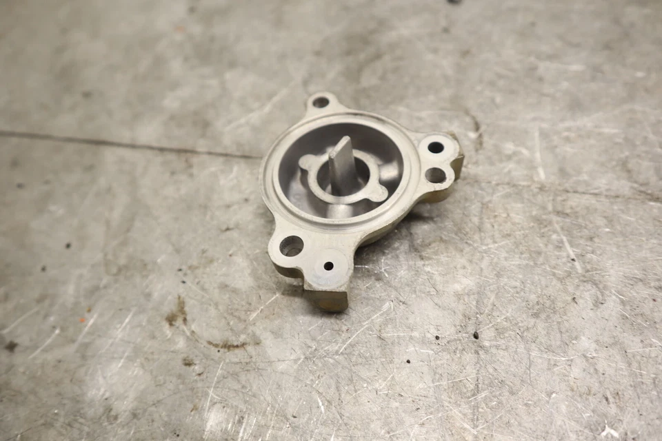 2004 YAMAHA YZ250F TAMPA DO FILTRO DA BOMBA DE ÓLEO DO MOTOR FABRICANTE DE EQUIPAMENTO ORIGINAL 5BE-13447-10-00 - Imagem 4 de 4