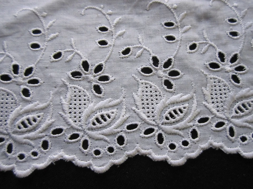 Ancienne bordure batiste brodée - Photo 3/3