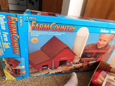 25-984 Vint 4327 ERTL Farm Country Deluxe Farm Set w/ Extra Bins Animals Boxed