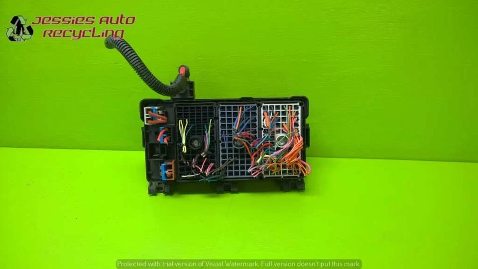 03 SATURN LW200 2.2L AT 4DR WAGON FUSE RELAY BOX OEM 1842-4 - Image 2 of 3