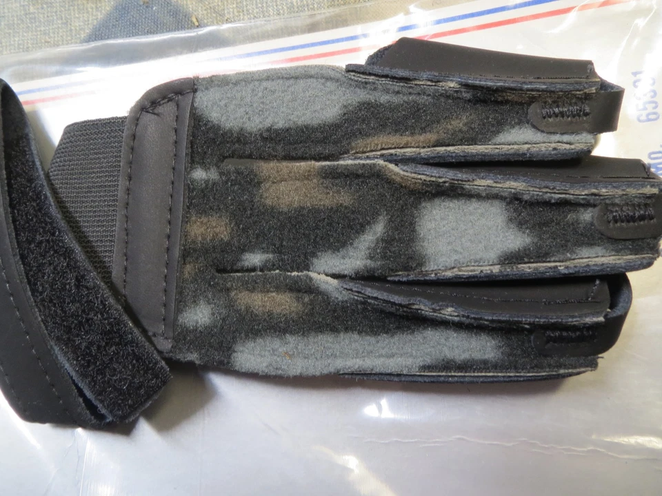 Vintage NEET - Archery Shooting Glove Leather, Camo , Med, BRAND NEW! NOS - Image 2 of 4