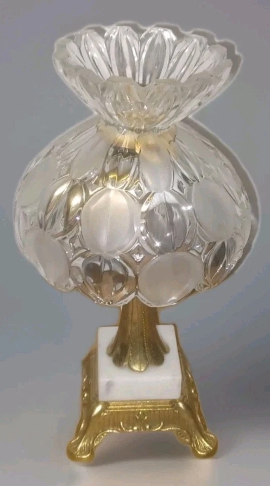 Lámpara tocador Regency vintage • Base de latón y mármol • Pantalla de vidrio floral esmerilado  Foto 3 de 4