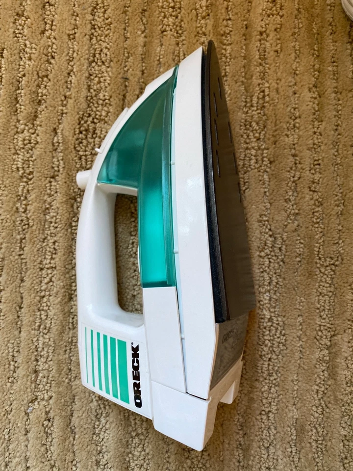 Plancha de vapor inalámbrica Oreck TX850 con base de alimentación giratoria | Plancha de velocidad - Apenas usada Foto 3 de 4