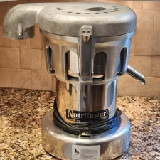 Nutrifaster N450 Commercial Fruit and Vegetable Juicer/ Very Clean w/ New Blade 