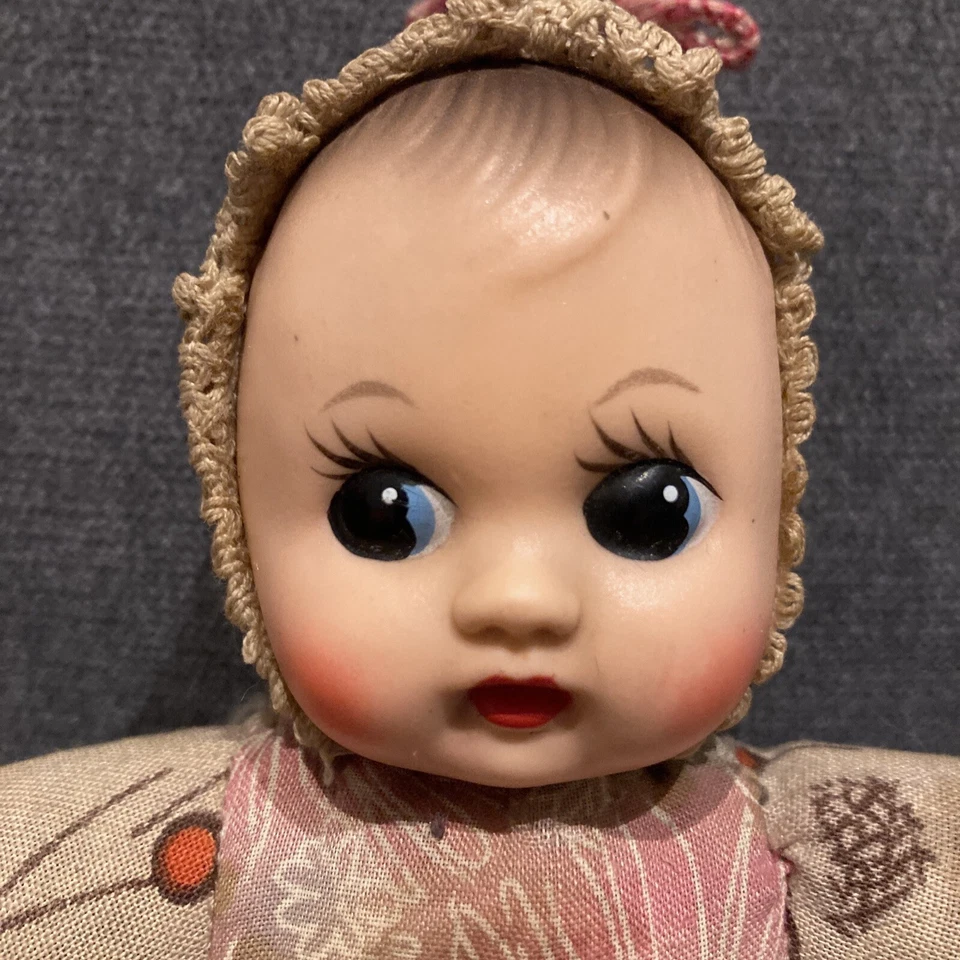 Ancienne petite poupée de chiffon pouet à suspendre Vintage Bella ? - Photo 2/4