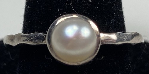 MICHAEL DAWKINS 925 STERLINGSILBER RING WEISSE PERLE STRUKTURIERT BANDGRÖSSE 5 (K402)
