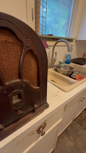 General Electric GE radio vintage cathedral J-70 Original / WORKS Not Repo - Video 1 of 1