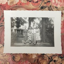 VTG 40s Snapshot Photo Famipy Portrait Outdoor Scalloped Edge WWII Era Domestic