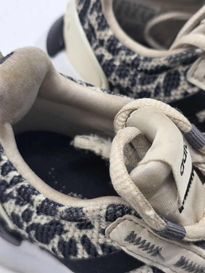 Adidas Cloudfoam Zapatos Tenis Niños Talla 11K Beige Negro Estampado Leopardo GZ4681 Foto 2 de 4