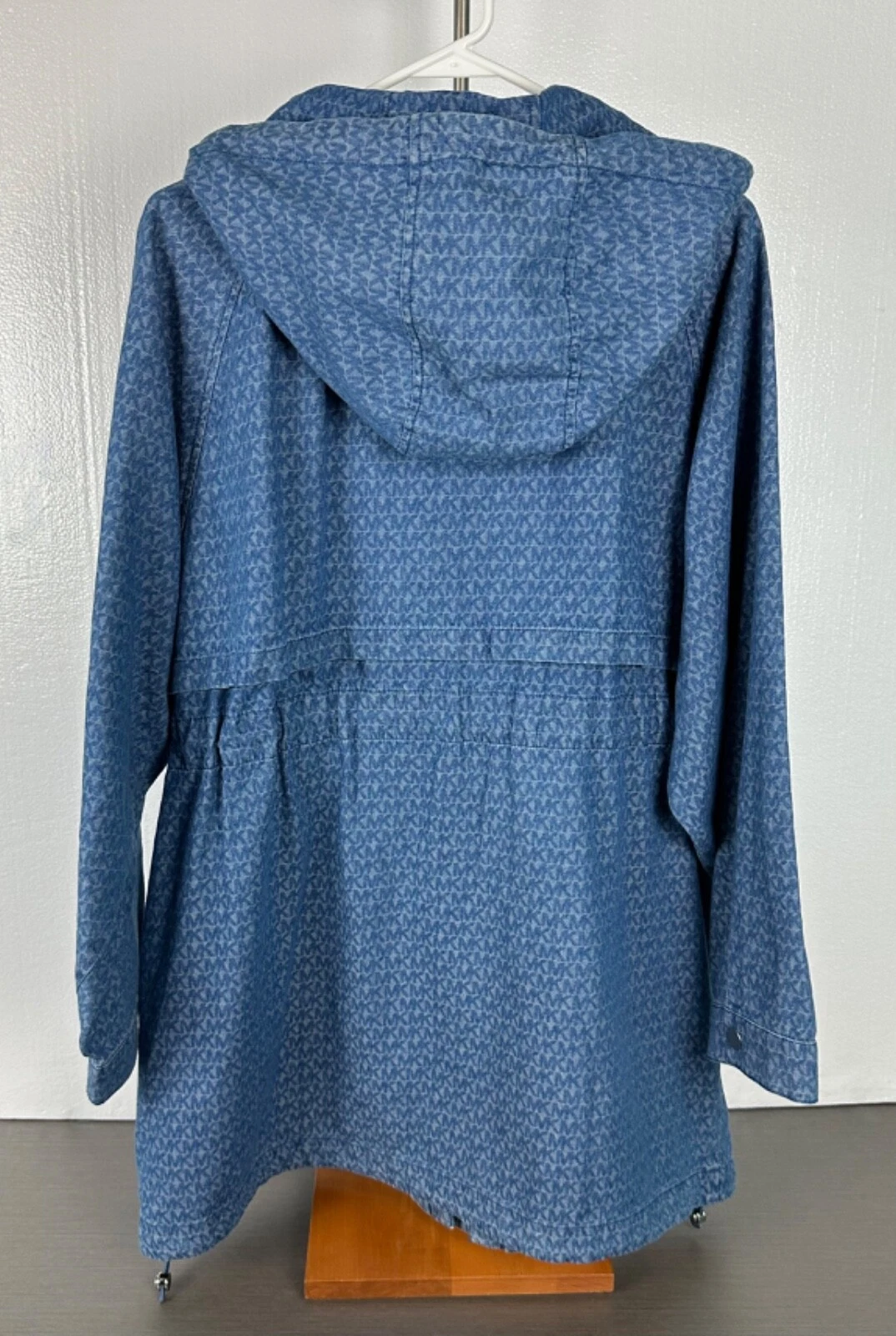 Giacca con cappuccio Michael Kors donna logo denim blu crepuscolare lavaggio anorak media nuova con etichetta