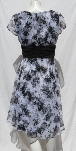 ROPA CONECTADA EE. UU. M 10 Blanco y Negro Floral Chifón Ajuste y Destello Midi Vestido - Imagen 2 de 6