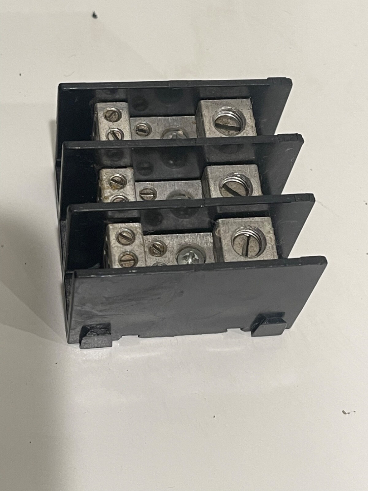 MARATHON 1413400 is a 3pole power distribution Barrier Terminal Block