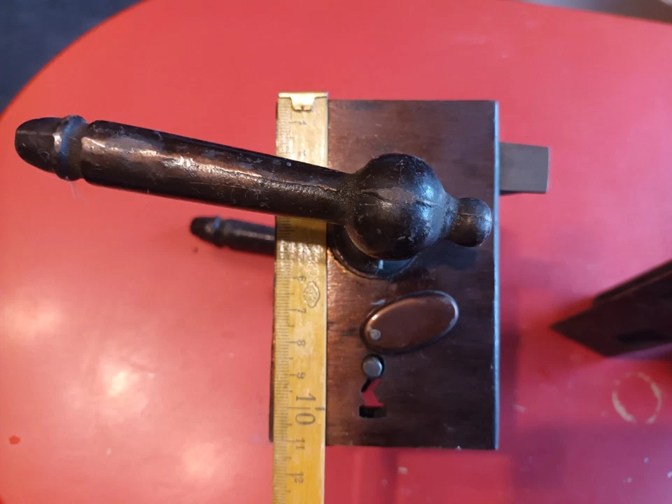 Serrure à plaquer avec  poignée fonte  neuf de stock gauche droite - Photo 2/4