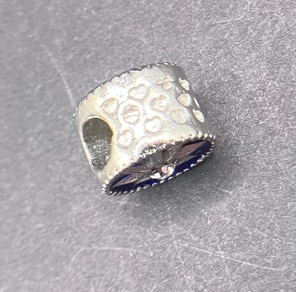 Brazalete con dije de diamantes estrella esmaltado en oro blanco de 14 quilates relleno de San Valentín simulado Foto 2 de 2