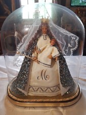 Vierge à l'enfant en cire sous globe en verre avec costume tissu brodé
