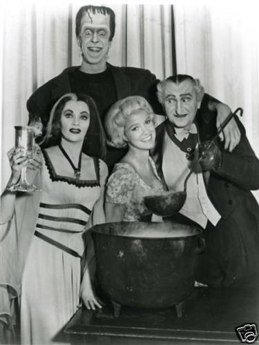 MUNSTERS Fred Gwynne (Herman) Yvonne DeCarlo (Lily) 8X10 B&W Lab Photo #123 - Picture 1 of 1