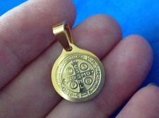 Medalla San Benedicto Protección Exorcismo Santo Medalla Chapada en Oro Acero Inoxidable