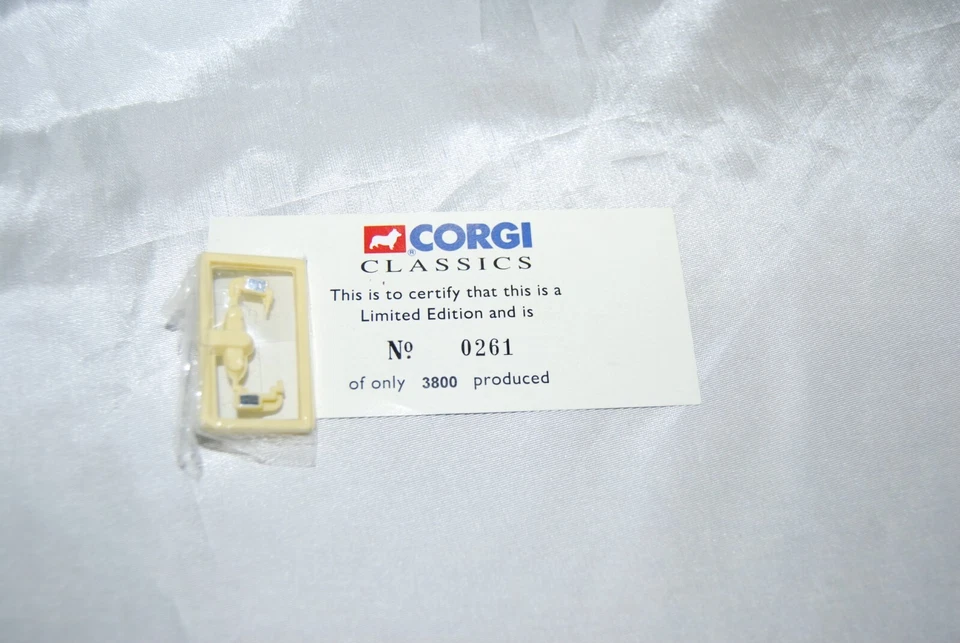 VINTAGE NIB CORGI CLASSICS CHICAGO TRANSIT MOTOR COACH GM 4505 DIECAST - Image 4 of 4