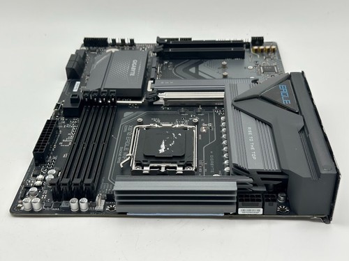 GIGABYTE X870 EAGLE WIFI7 AM5 ATX DDR5 Motherboard READ/FOR PARTS - Photo 4/9