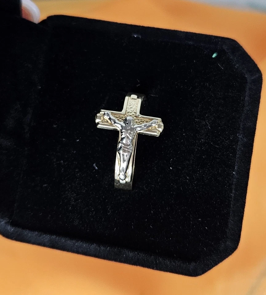 Impresionante Anillo Crucifijo Oro Amarillo y Blanco 14k Sólido Talla 8.5. Foto 2 de 4