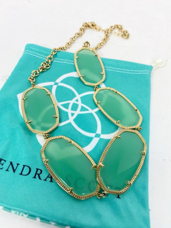 Collar Kendra Scott Valencia tono calcedonia/oro  Foto 3 de 4