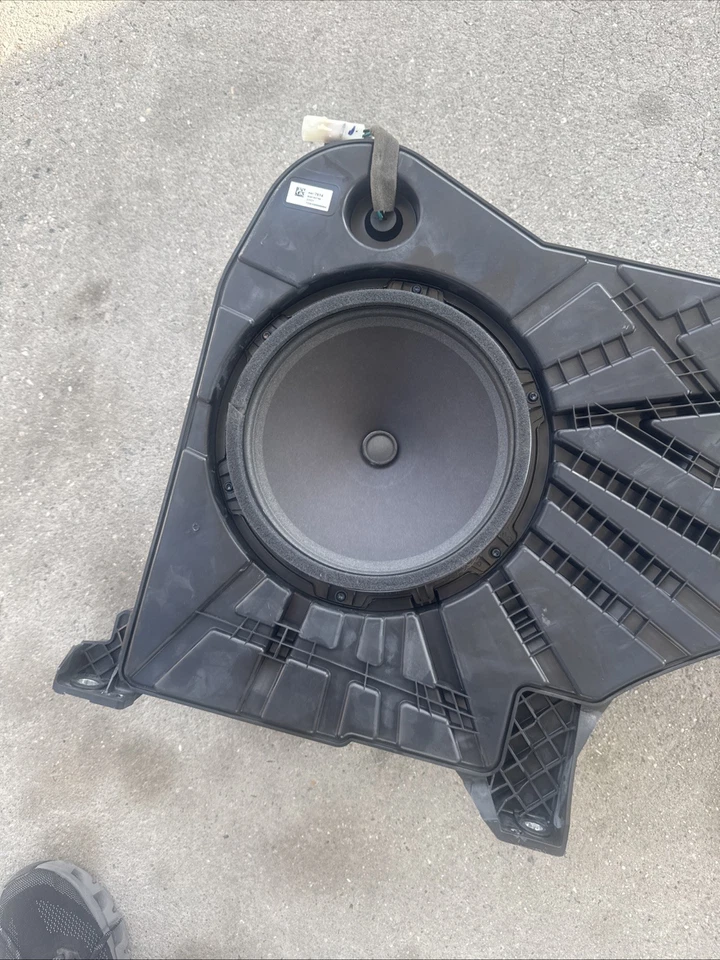 2021-2023 CADILLAC ЭСКАЛЕЙД ПОДЛИННЫЙ ЗАДНИЙ САБВУФЕР ДИНАМИК В СБОРЕ OEM 84877614 - Изображение 2 из 4