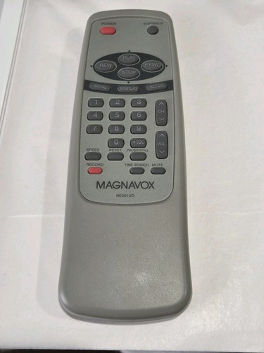 Vintage Magnavox 13" Color TV with Remote MC132EMG Retro Gaming TESTED WORKS - Picture 9 of 10