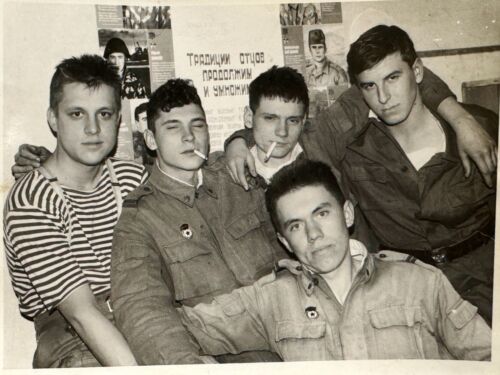 Années 1980 marins militaires soviétiques mignons amis câlins fumer intérêt gay photo - Photo 1/6