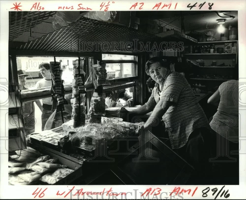 1986 Press Photo Ike Brockhoeft in his sandwich shop on Napoleon Avenue wharf