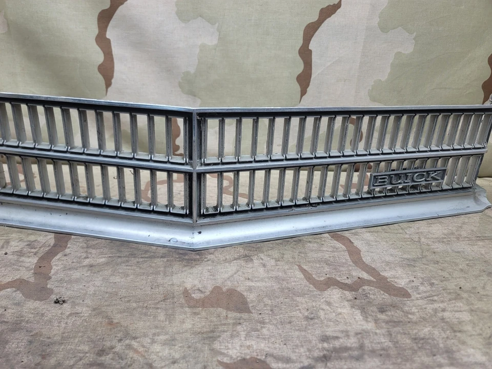 71 Buick Lesabre Estate Wagon 1971 parrilla con emblema vintage GM 1234347 OEM Foto 3 de 4