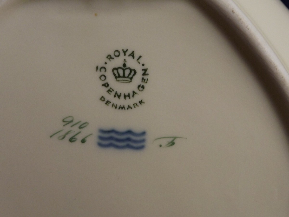 ROYAL COPENHAGEN CHINA FRIJSENBORG PATTERN # 910/1866 HANDLED