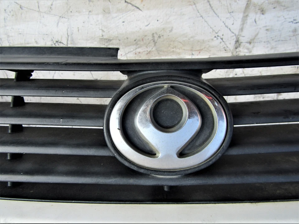 Решетка переднего радиатора Mazda 323 SDN модель 1995-97 б/у - Изображение 4 из 4