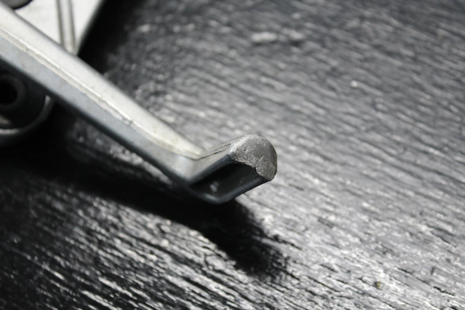 08-17 JUEGO TRASERO DERECHO SUZUKI HAYABUSA GSXR1300 SOPORTE REPOSAPIÉS CONDUCTOR 2008  Foto 3 de 4