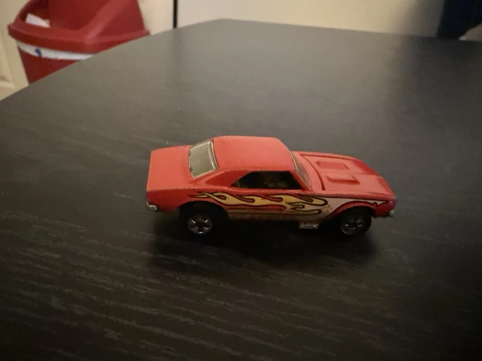 Coche diecast Chevy Camaro 1982 Hot Wheels '67 rojo 1:64 vintage con capó de apertura Foto 3 de 4