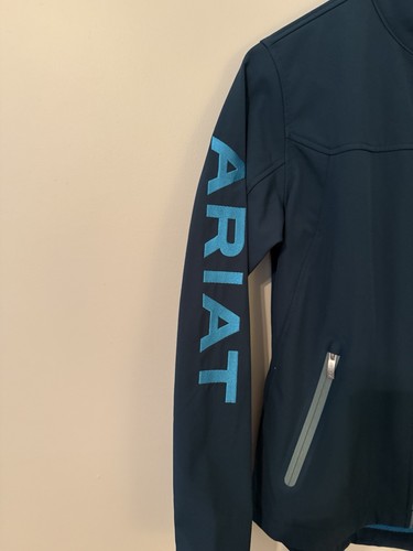 Ariat Tek New Team Soft Shell Jacket Womens Size M Sleeve Spellout Navy Blue - Picture 3 of 14