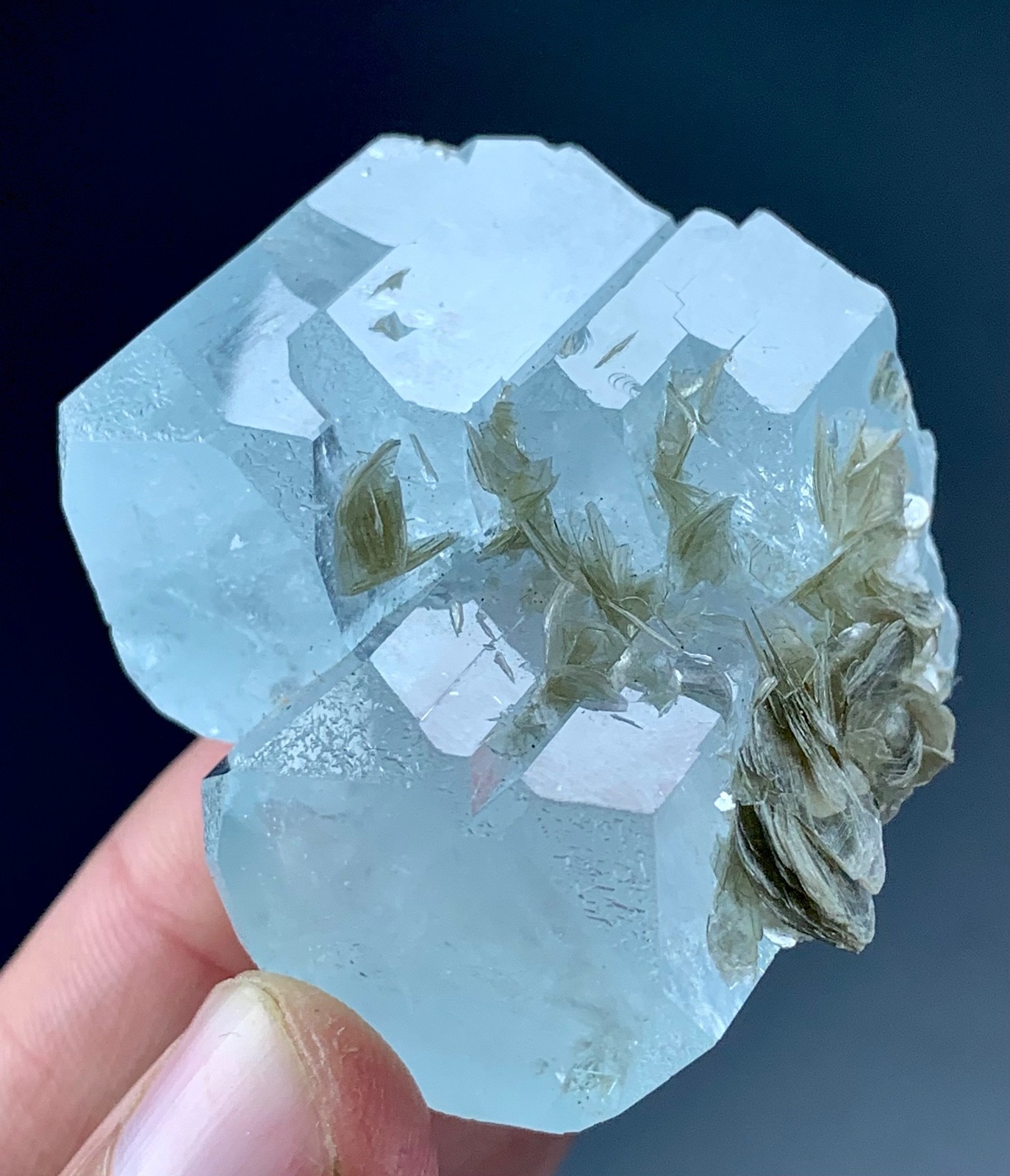 Stepwise Aquamarine Crystal Specimen From Pakistan 358 Carat