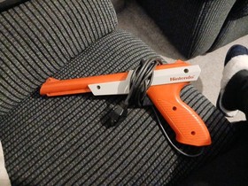 Nintendo Zapper - Orange - 1985 NES Light gun - NES-005