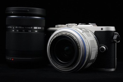 Olympus E-PL8 14-42mm / 40-150mm 2 Lenses Digital Camera US Duty Paid 9888