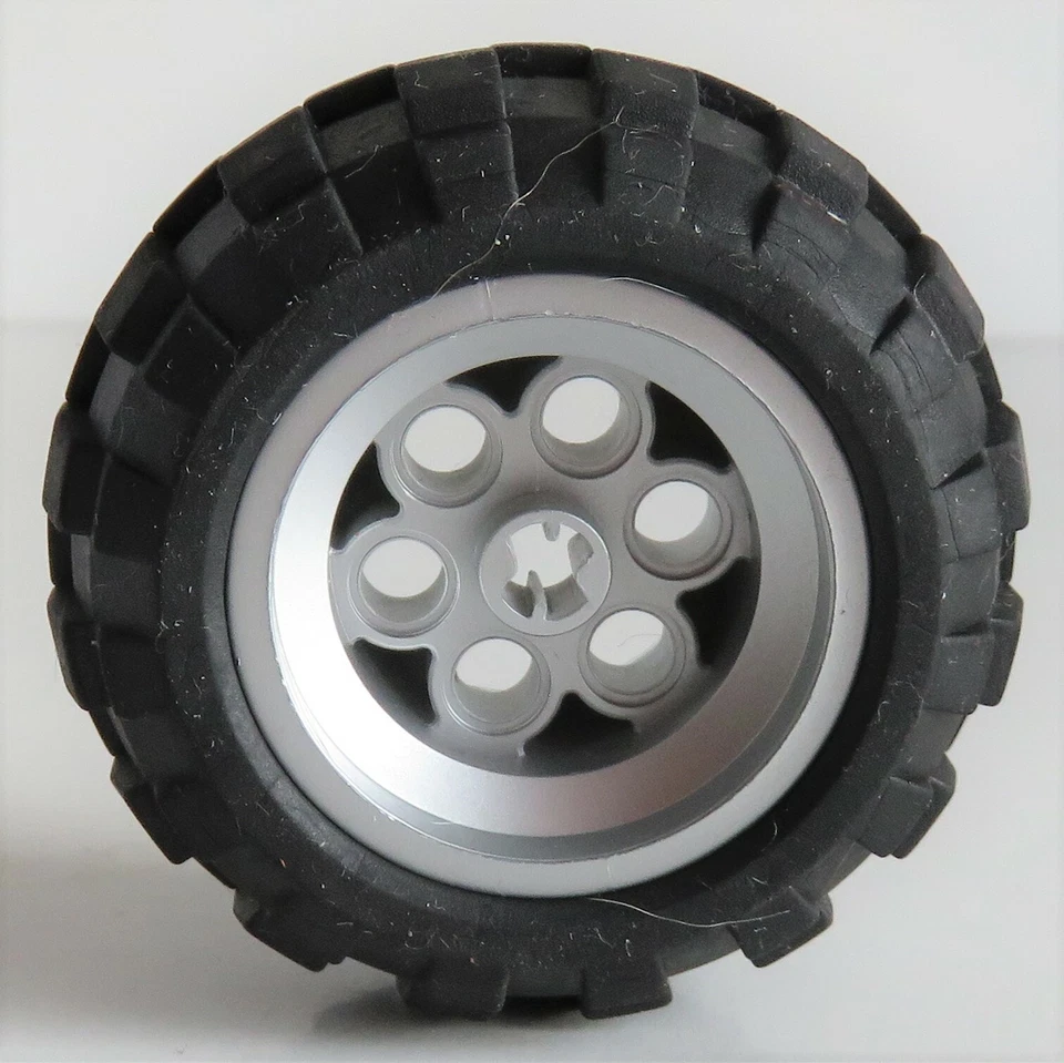 LEGO Technic-Reifen/Tire 56 x 30 R Balloon mit Felge, metallic silbern #22253c02 - Bild 3 von 3