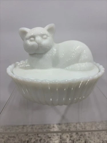 Vintage Westmoreland Cat on Nest Covered Dish White Milk Glass 5.5"