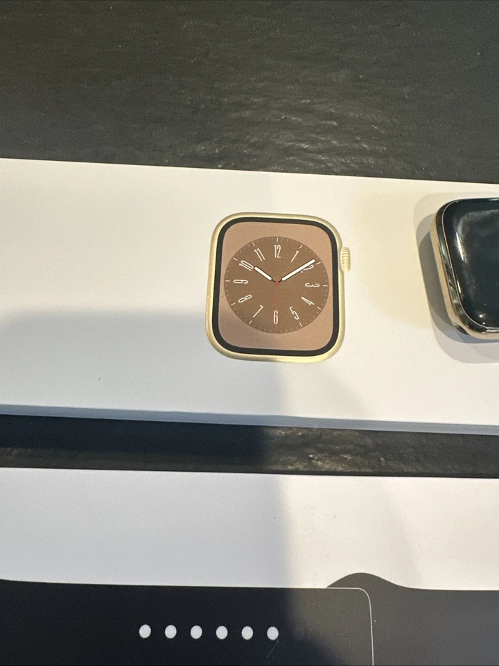Apple Watch Series 8 (GPS + Celular) 41 mm, Acero Inoxidable Dorado Foto 3 de 4