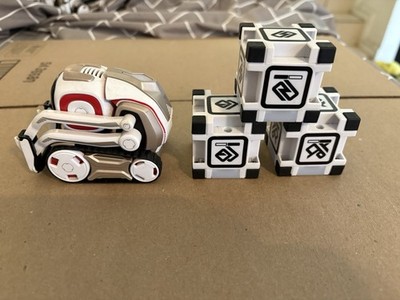 Anki Cozmo Robot And Cubes